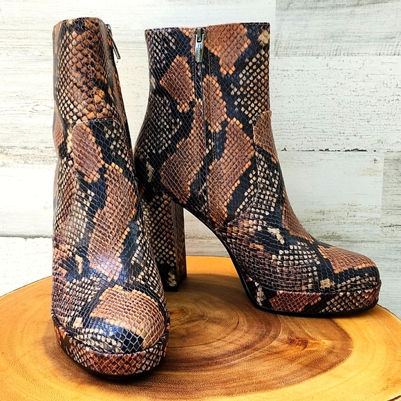 NWT VINCE CAMUTO JEMERIA LEATHER BOOTS - Picture 3 of 13